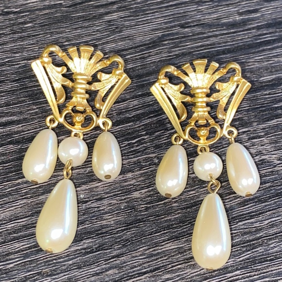 Vintage AVON Royal Crest Dangle Pierced Earrings Faux Teardrop Pearl Gold Tone - Picture 3 of 9